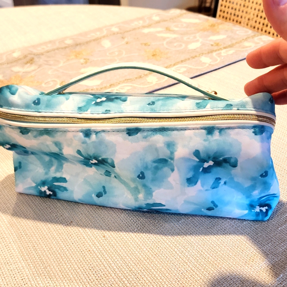 Brand New Estee Lauder Makeup Bag
